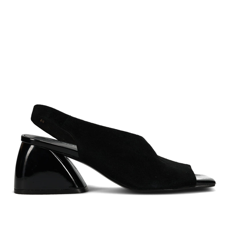 Vaneli Molke in Black